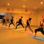 三角のポーズ ヨガ 三角のポーズ